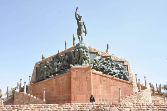 O vistoso monumento ao povo indígena, em Humahuaca - Argentina